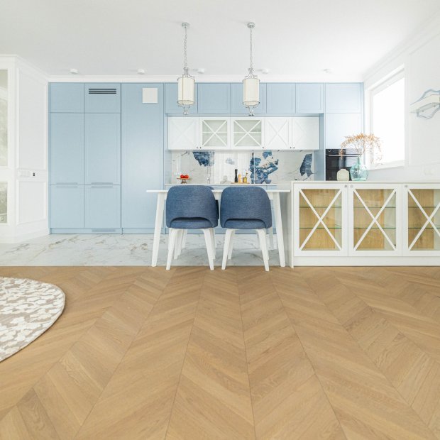 Glamour, błękit i parkiet w jodełkę. Podłoga FertigParkiet Chevron Dąb Color Luna w projekcie Marty Czerkies