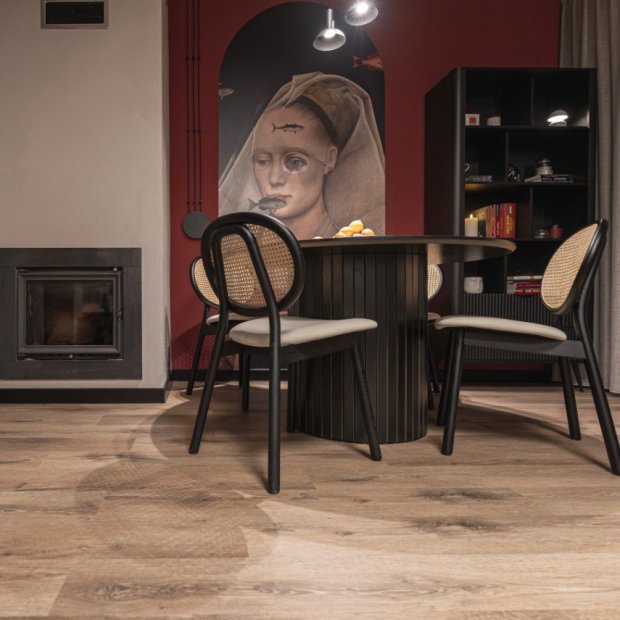 Przytulny salon z kolorowym twistem i podłogą Virtus SPC Tiger Eye projektu Tomka Pągowskiego